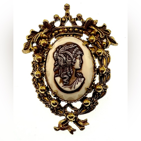 Vintage Signed Florenza Gold Plated Ornate Crest Brooch Pin Resin Cameo - Picture 2 of 9
